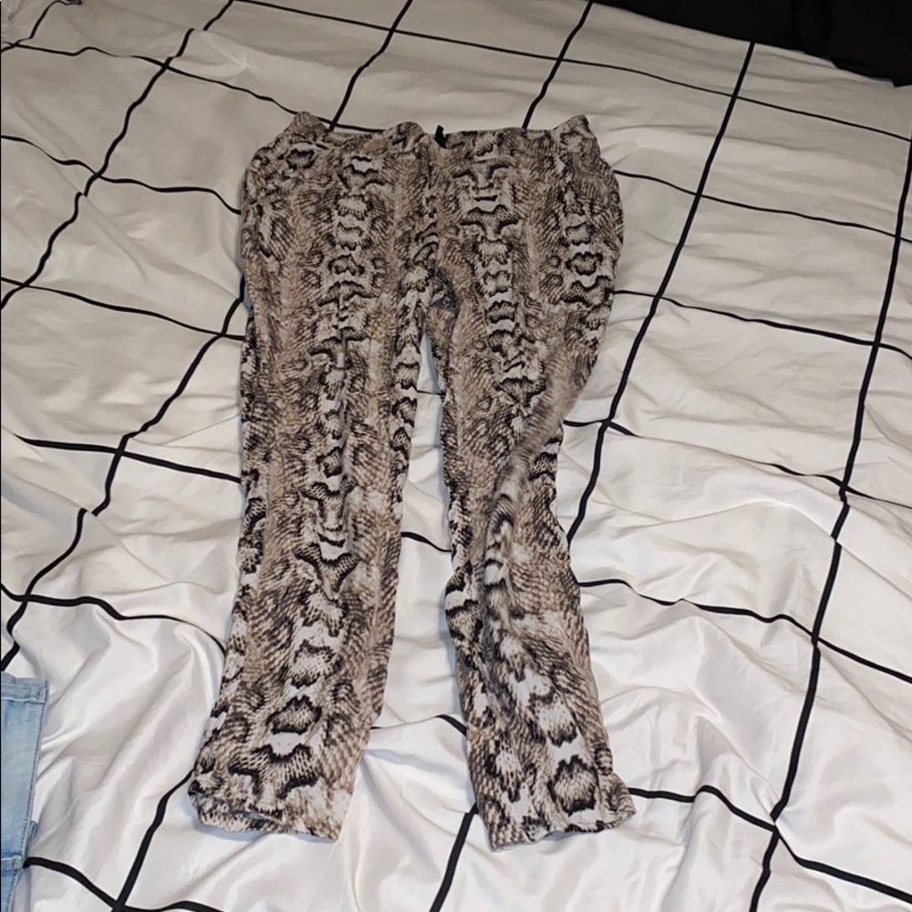 snakeskin comfty pants🦋